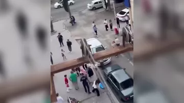 Binanın eyvanından şüşə qopdu, qadının başına düşdü