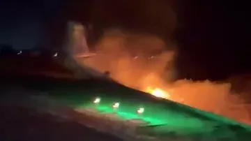 Самолет с известным певцом на борту загорелся после жесткой посадки
