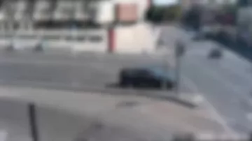 Qırmızı işıqda yolayrıcına daxil olan skuter avtomobillə toqquşub