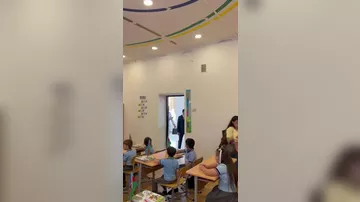 Nazir sinfə girdi, birincilərin reaksiyası belə oldu