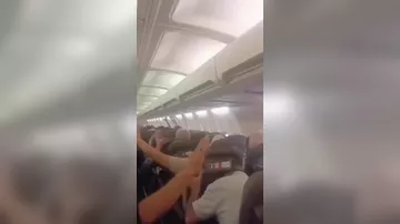 İranda qorxulu anlar: Təyyarə havada parçalanmağa başladı