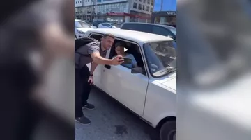 Qara Qarayev tıxacda qalan uşaqla selfi çəkdi