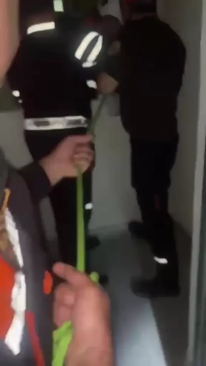Mənzilin qapı zənginə oyanmayan uşağı - Xilasedicilər eyvandan girib oyatdı