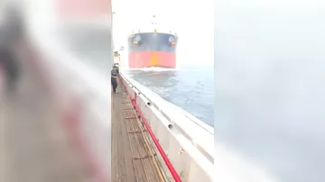 Гигантский сухогруз врезался в китайское рыболовецкое судно возле Сингапура