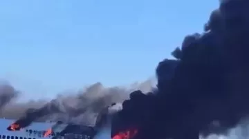 У Миконоса загорелся автомобильный паром