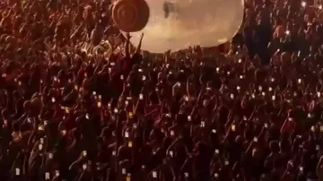 Müğənni Bakıda butulkanın içində konsert verdi