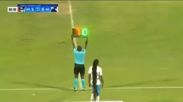 Saçları ilə rəqibə iki qırmızı vərəqə aldırdı