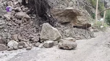 Оползень парализовал дорогу в Хыналыг