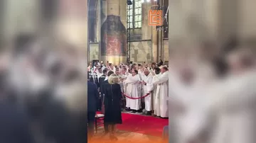Papanın qaradərili şəxsə əl uzatmadan yanından keçməsi istifadəçilər tərəfindən birmənalı qarşılanmayıb