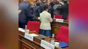 Ermənistan parlamentində deputatlar arasında dava düşüb(0)