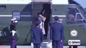 Супруга Вэнса чуть не упала с трапа вертолета