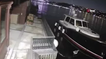 Теплоход врезался в старинный особняк на Босфоре