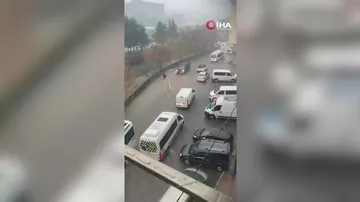 Женщину смыло потоком воды в Стамбуле