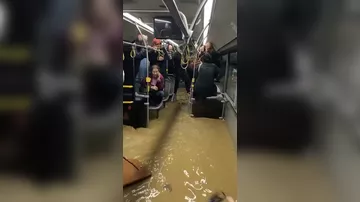 İstanbulda avtobusu su basdı - Sərnişin dama çıxmaqda gördü
