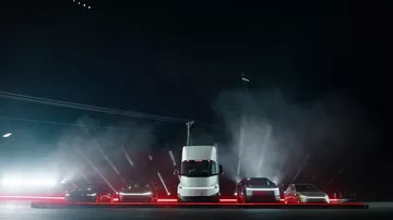 Tesla представила летающий электрокар-2