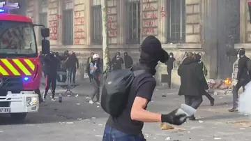 Во Франции продолжают бушевать беспорядки-2