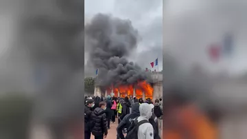 Во Франции продолжают бушевать беспорядки-3