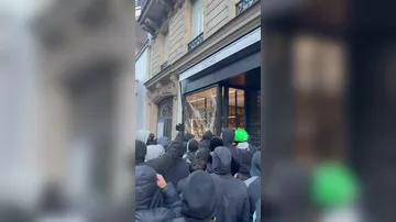 В Париже на фоне беспорядков разгромили бутик Céline