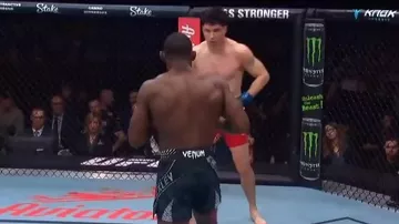 Жесткий нокаут в главном бою UFC: американец пропустил удар коленом в челюсть