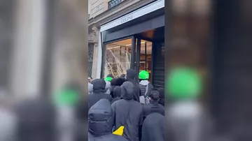 Parisdə Céline mağazası qarşısında izdiham