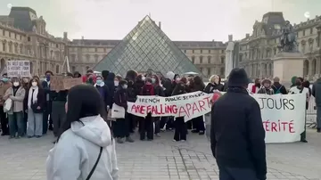 Протестующие в Париже заблокировали вход в Лувр