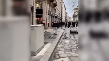 В Милане молодежь разграбляет магазины после протестов