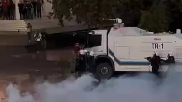 Беспорядки в Албании  переросли в уличные бои - 3