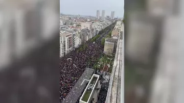 Вид сверху на протестующих в центре Парижа