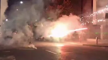 Албанские протестующие обстреливают полицию фейерверками
