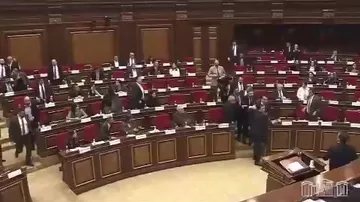 Ermənistan parlamentində deputatlar arasında dava baş verib