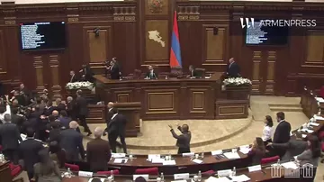Ermənistan parlamentində deputatlar əlbəyaxa oldu - 2
