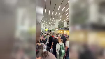Moskva aerportunda nəhəng izdiham yaranıb - turistlər çıxılmaz vəziyyətdə qalıb
