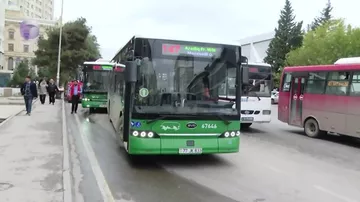 Bir ünvana çatmaq üçün bir neçə avtobus: