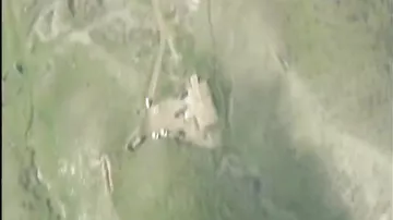 Düşmənin komanda-qərargah məntəqəsinin darmadağın edilməsi ilə bağlı həyata keçirilən əməliyyatın video görüntüsü