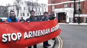 Londonda yaşayan azərbaycanlılar Ermənistan səfirliyi qarşısında etiraz aksiyası keçiriblər - 1