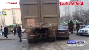 В Москве КамАЗ вылетел на тротуар, протаранив две машины
