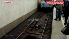 Слепой пассажир упал под поезд на станции Севастопольская в Москве