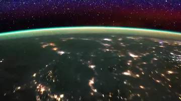 Светящееся небо: вид из космоса