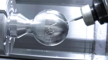 Уникальное создание шара на токарном станке и гравировка