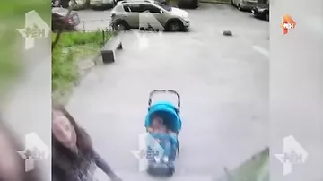 Падение козырька на голову матери с ребенком в Петербурге попало на видео