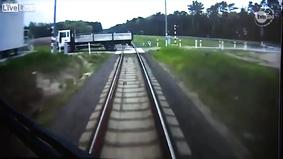 Поезд столкнулся с грузовиком на переезде