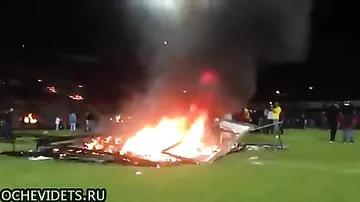 Фанаты сожгли футбольный стадион в Турции