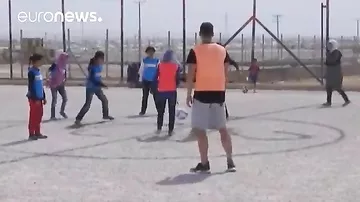 Звездный полузащитник Месут Озиль сыграл с детьми сирийских беженцев в футбол