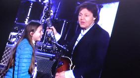 10-летняя поклонница Пола Маккартни поразила его настойчивостью на сцене