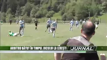 Румынский футболист после удаления набросился с кулаками на арбитра