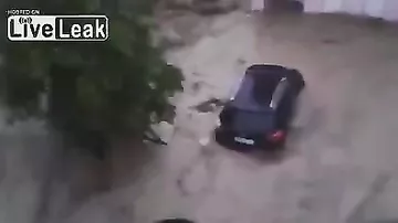 Наводнение в Германии: потоки воды смывают с улиц автомобили