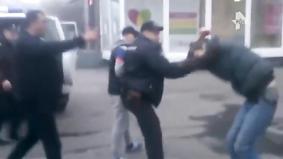 В Петербурге пьяная компания устроила потасовку с полицейскими