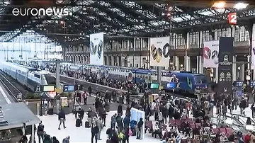 Франция: половина поездов остаются в депо