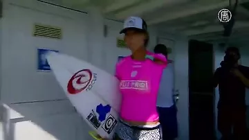 Однорукая серфингистка стала третей в престижном чемпионате