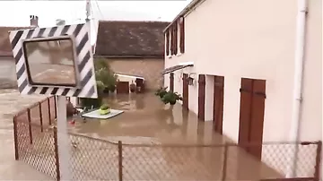 Франция: в затопленном районе спасатели нашли тело пожилой женщины